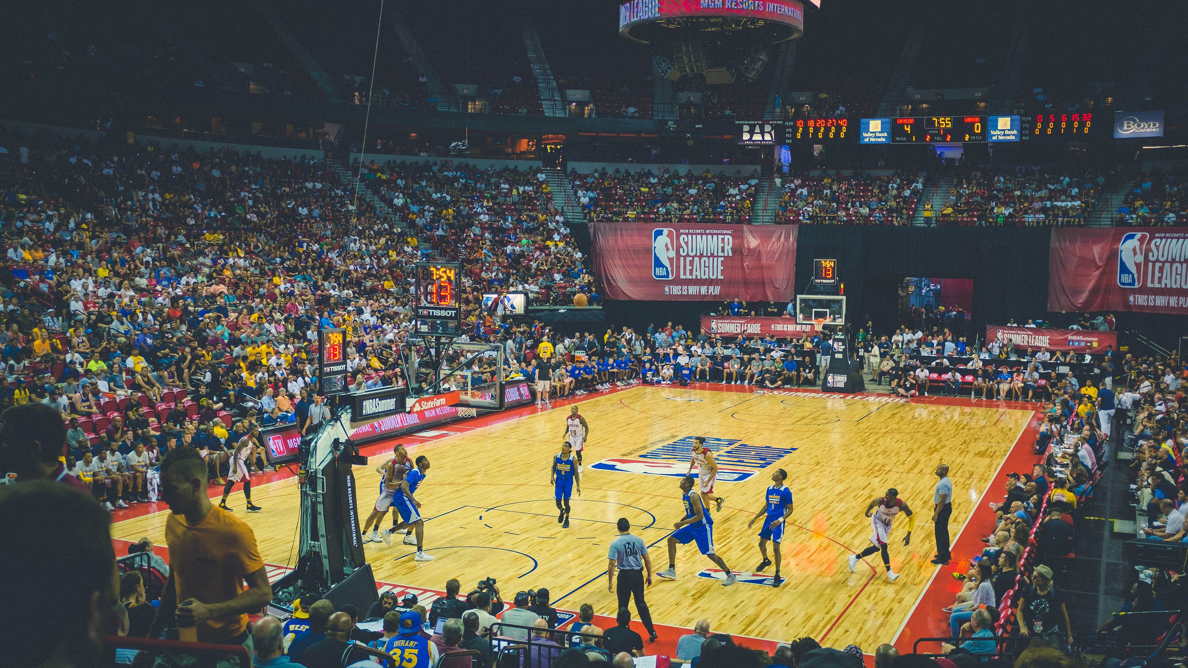 维斯塔潘点燃赛场，梅赛德斯上演惊天逆转，法拉利功亏一篑