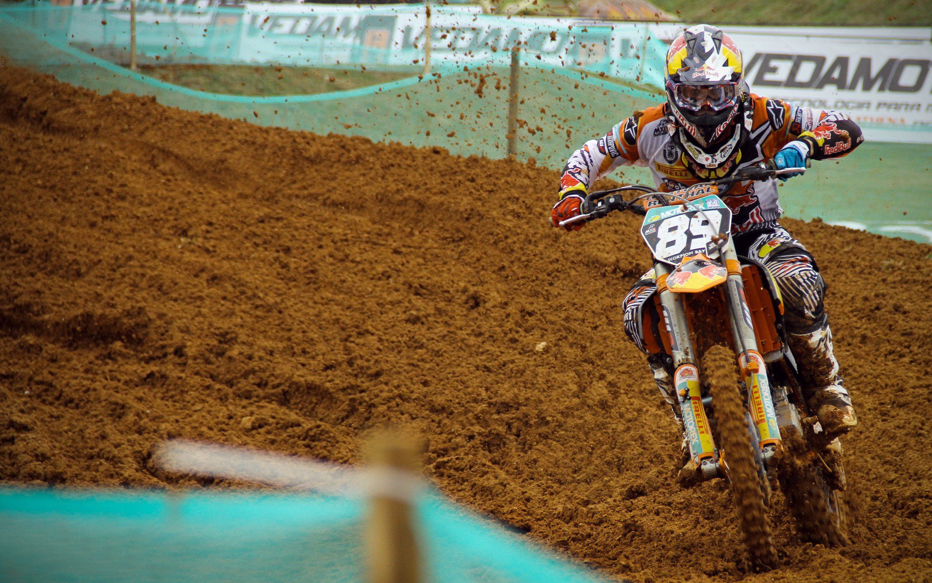 赛道上的血色黎明，拉塞尔绝杀迈凯伦，红牛车队惊险卫冕